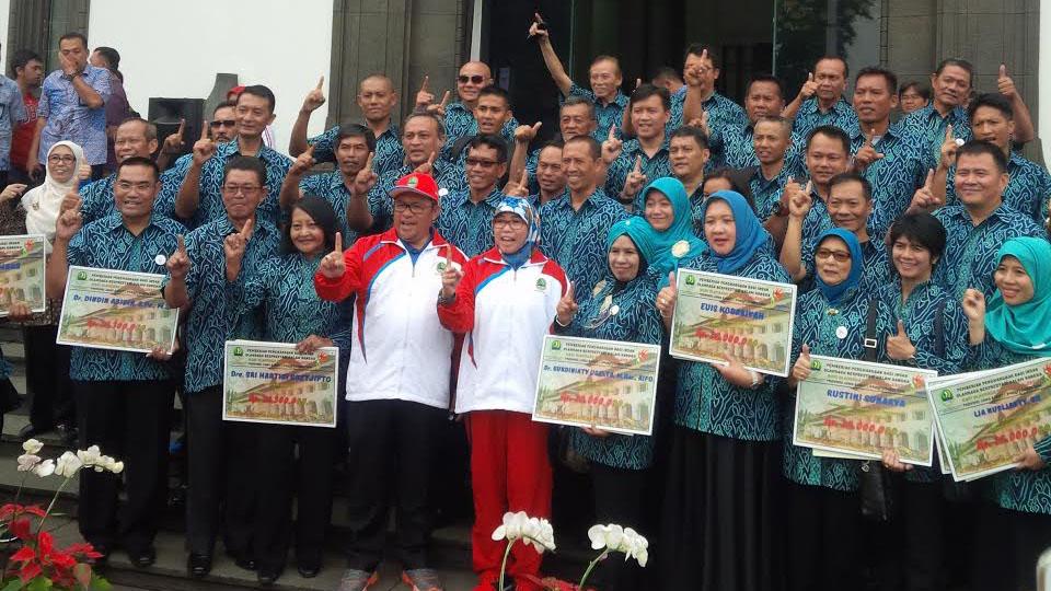Aher%20memberi%20penghargaan%20di%20Gedung%20Sate%20Diponegoro%20dalam%20rangka%20Haornas%20ke-33
